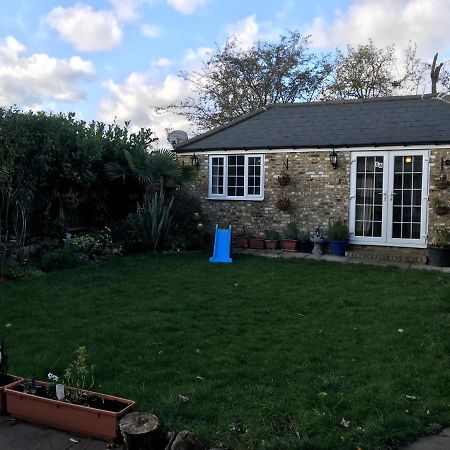 Cosy Cottage Annex In Fairlop อิลฟอร์ด ภายนอก รูปภาพ
