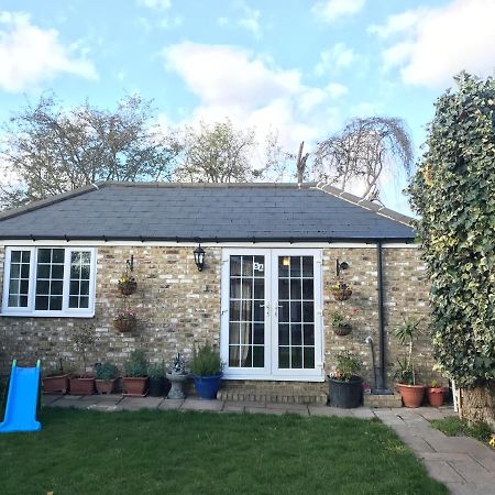 Cosy Cottage Annex In Fairlop อิลฟอร์ด ภายนอก รูปภาพ