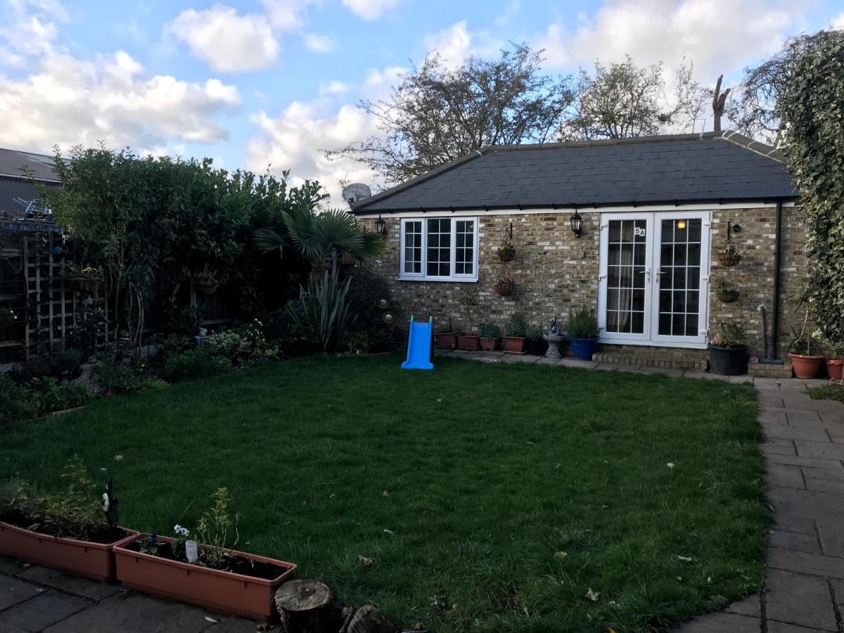 Cosy Cottage Annex In Fairlop อิลฟอร์ด ภายนอก รูปภาพ