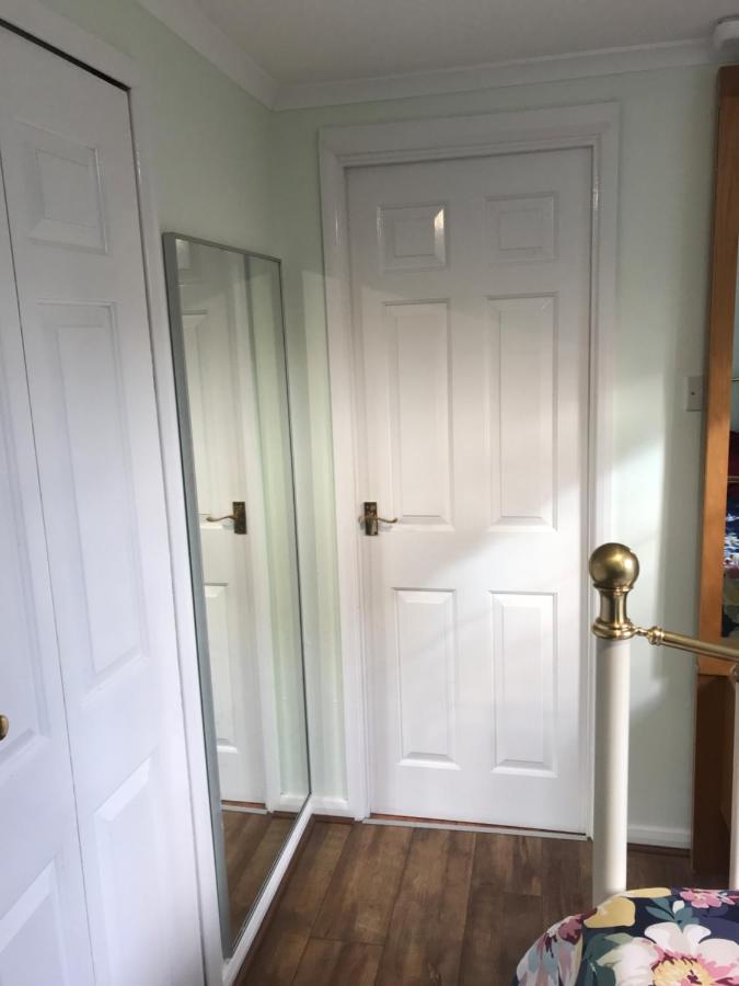 Cosy Cottage Annex In Fairlop อิลฟอร์ด ภายนอก รูปภาพ
