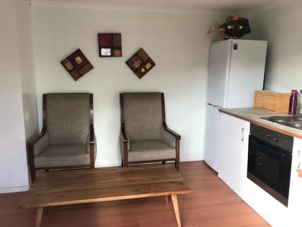 Cosy Cottage Annex In Fairlop อิลฟอร์ด ภายนอก รูปภาพ