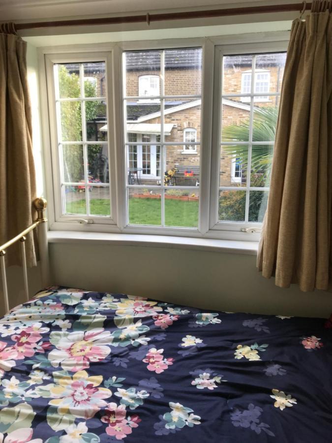 Cosy Cottage Annex In Fairlop อิลฟอร์ด ภายนอก รูปภาพ