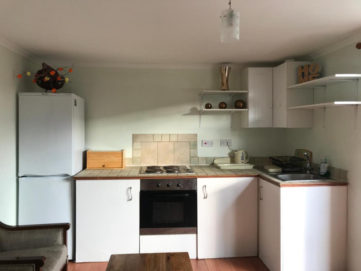Cosy Cottage Annex In Fairlop อิลฟอร์ด ภายนอก รูปภาพ