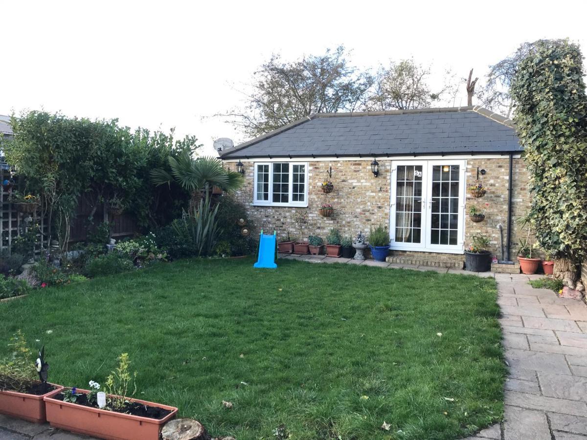 Cosy Cottage Annex In Fairlop อิลฟอร์ด ภายนอก รูปภาพ