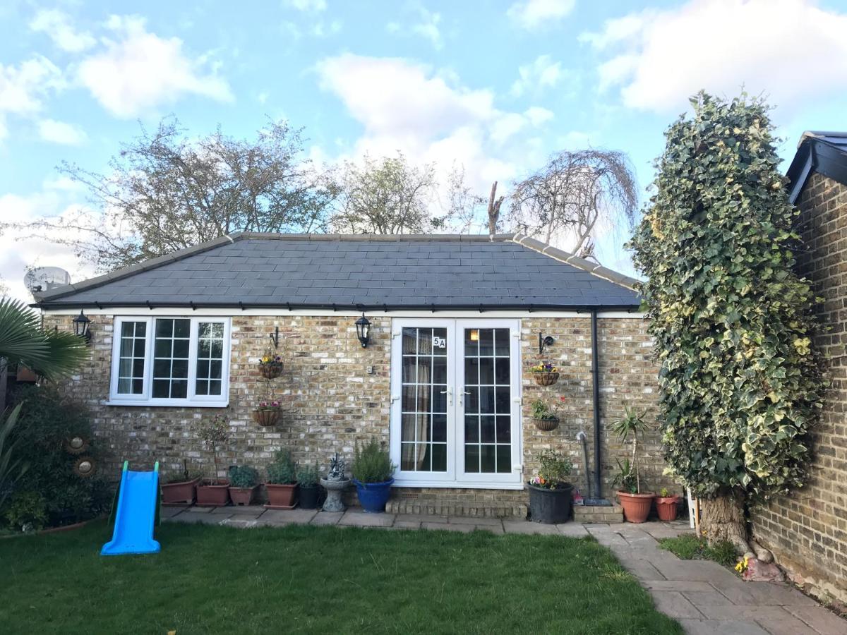 Cosy Cottage Annex In Fairlop อิลฟอร์ด ภายนอก รูปภาพ