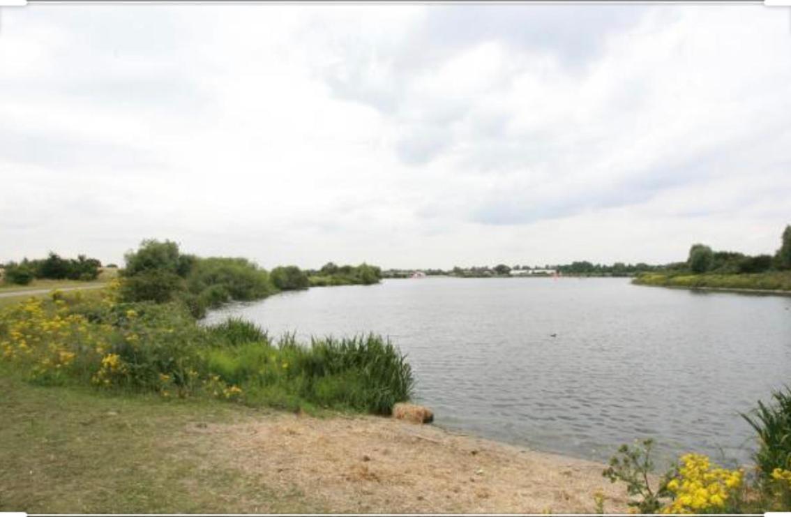 Cosy Cottage Annex In Fairlop อิลฟอร์ด ภายนอก รูปภาพ